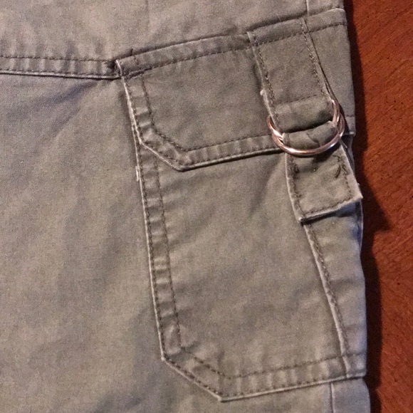 Woman’s/Juniors  l.e.i.  Green Khaki Capris - Picture 4 of 14